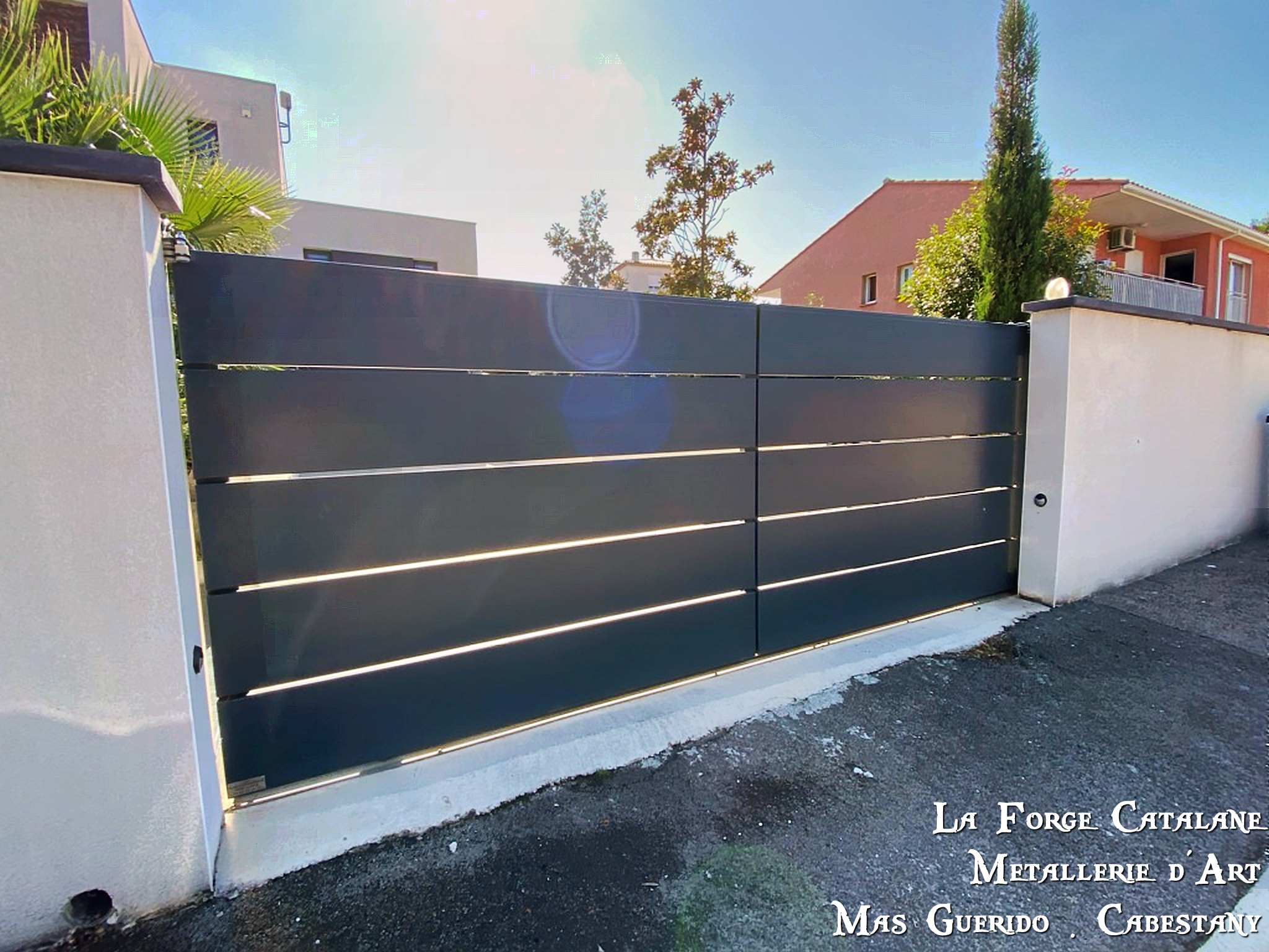 portail coulissant caissonnee thermolaquage gris anthracite forge catalane.jpg